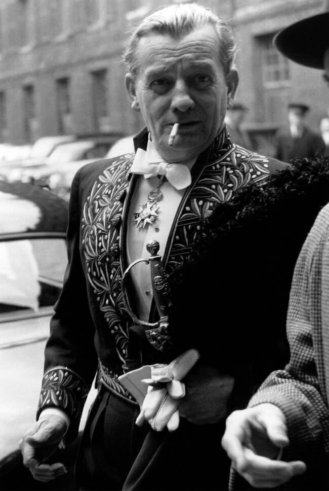 Marcel Pagnol (1895-1974) écrivain français arrivant à l'Académie Française, le 21 mars 1957 Rue des Archives