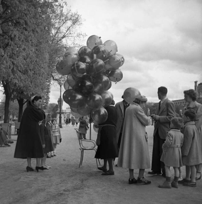 Marchande de ballons aux Tuileries Keystone