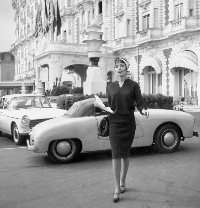 Marie Laforet à Cannes devant l'hôtel Carlton pendant le Festival le 12 mai Rue des Archives