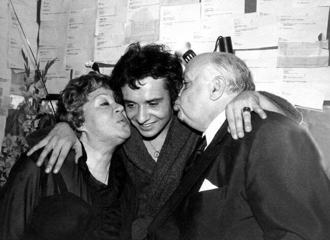 Michel Sardou félicité par ses parents Fernand et Jackie Sardou après son concert à l'Olympia à Paris le 18 janvier. Rue des Archives