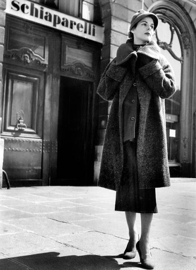 Mode Elsa Schiaparelli le 10 août 1953 Rue des Archives