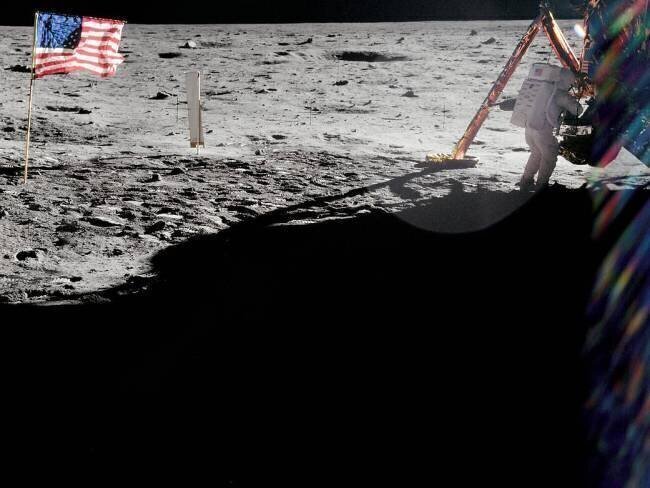 Neil Armstrong sur la surface lunaire anonyme