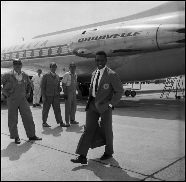 Pelé après son arrivée à l'aéroport de Linate anonyme