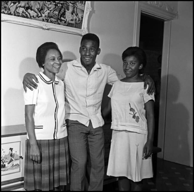 Pelé à la maison avec sa mère et sa sœur anonyme