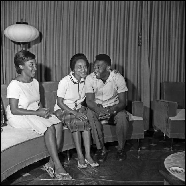 Pelé à la maison avec sa mère et sa sœur anonyme
