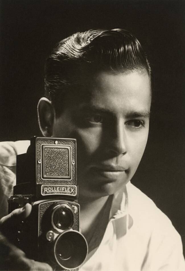 Portrait d'Orlando Suero avec un appareil Rolleiflex Orlando Suero