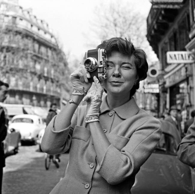 Sophie Desmarets essaynt un nouvel appareil photo dans la rue, 30 Avril 1958 Rue des Archives