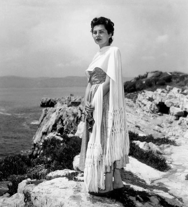 Soraya, reine d'Iran en vacances sur une plage sur la Côte d'Azur Rue des Archives