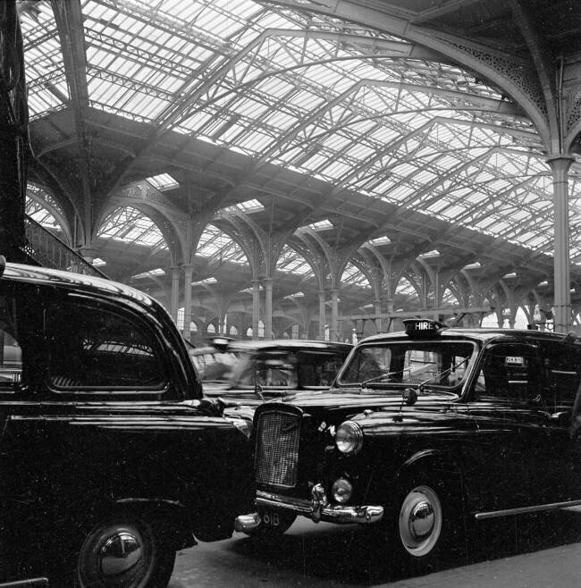 Station de taxis à la gare de Liverpool Street John Gay