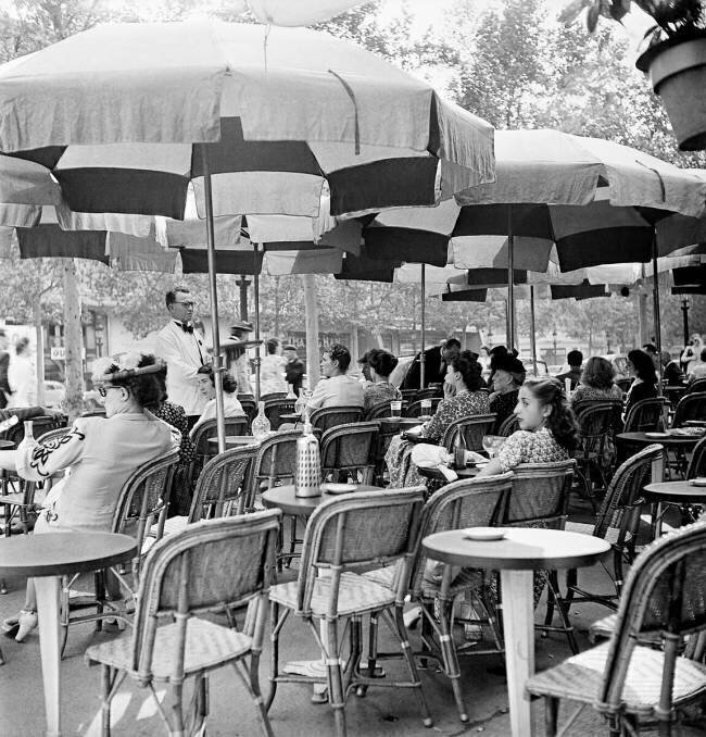 Terrasse de café à Paris Keystone