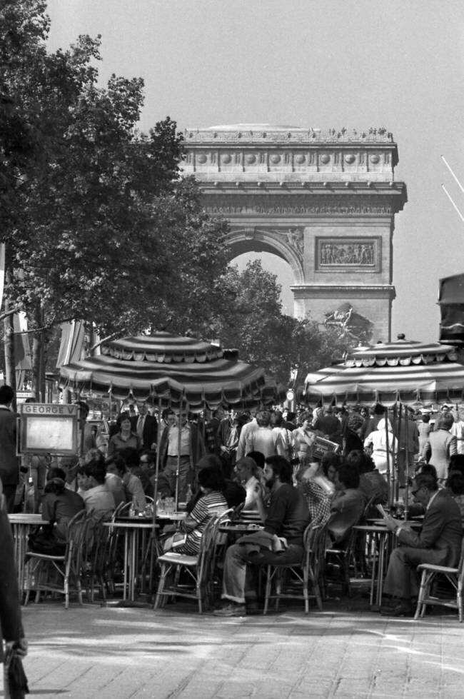 Terrasse de café sur les Champs-Elysées Keystone