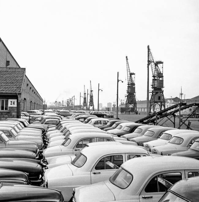 Tous les jours 360 voitures françaises quittent Le Havre, France, pour les Etats-Unis (export de voitures) : ici Simca Aronde voitures prêtes à être chargées sur une cargaison, 8 avril 1959 Rue des Archives