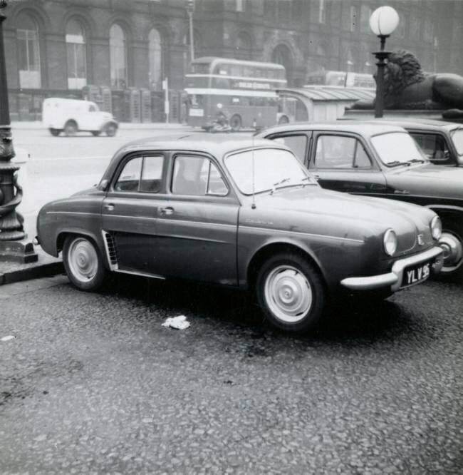 Une Renault Dauphine garée devant le St George's Hall à Liverpool anonyme