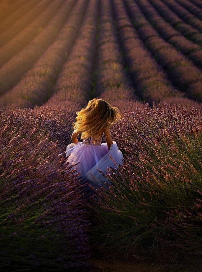 Une fille qui court vers un champ de fleurs Mei Hu