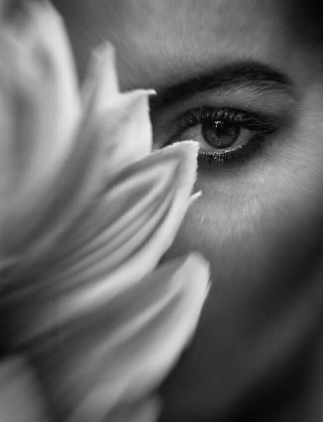 A woman's look Roberto Bressan