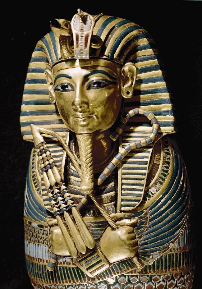 Antiquité égyptienne : détail d'un sarcophage en or ciselé utilisé pour conserver les viscères du défunt anonyme