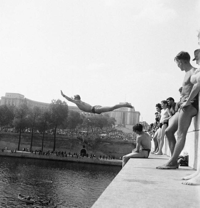 Baignade dans la Seine au Trocadéro, Keystone
