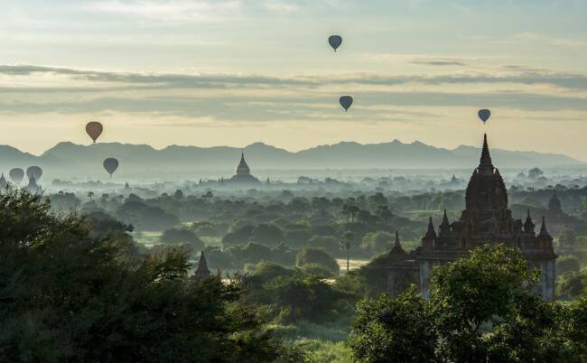 Ballons sur les temples Mieke Suharini