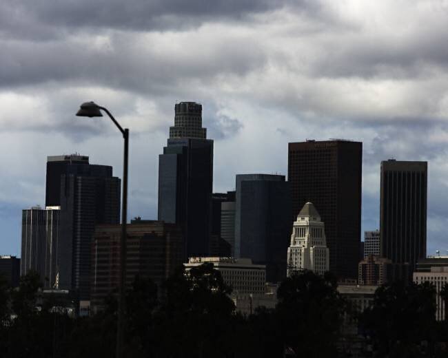Ciel nuageux et ombres sur le centre-ville de Los Angeles Ron Koeberer