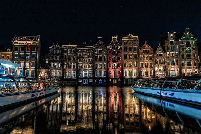 Dancing Houses on the Damrak Canal in Amsterdam Eduardo Mosqueira Rey