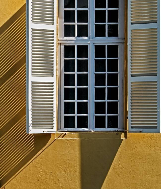 Don't let the sunshine in Lus Joosten