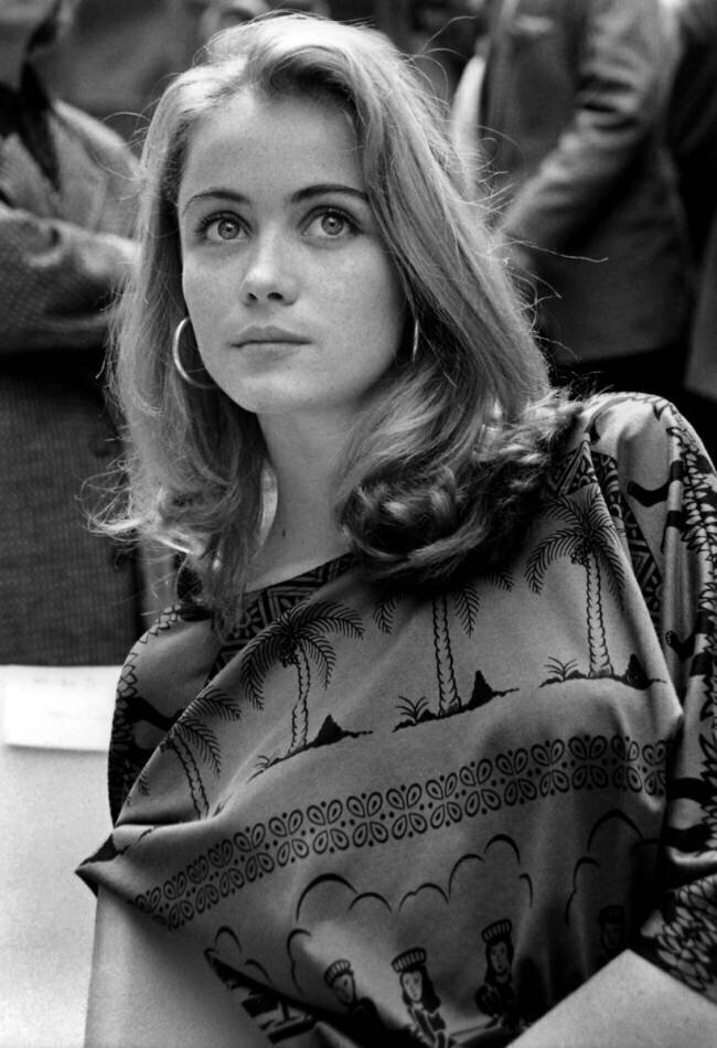 Emmanuelle Beart dans la pièce de théâtre "La répétition ou l'amour puni" Rue des Archives