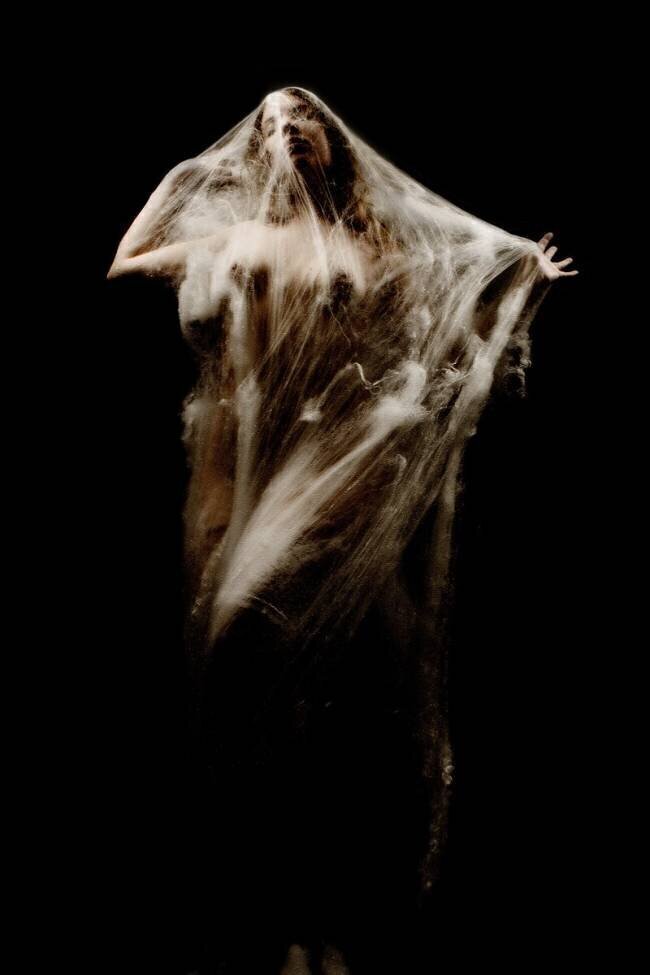 Femme dans un cocon Benoît Bacou