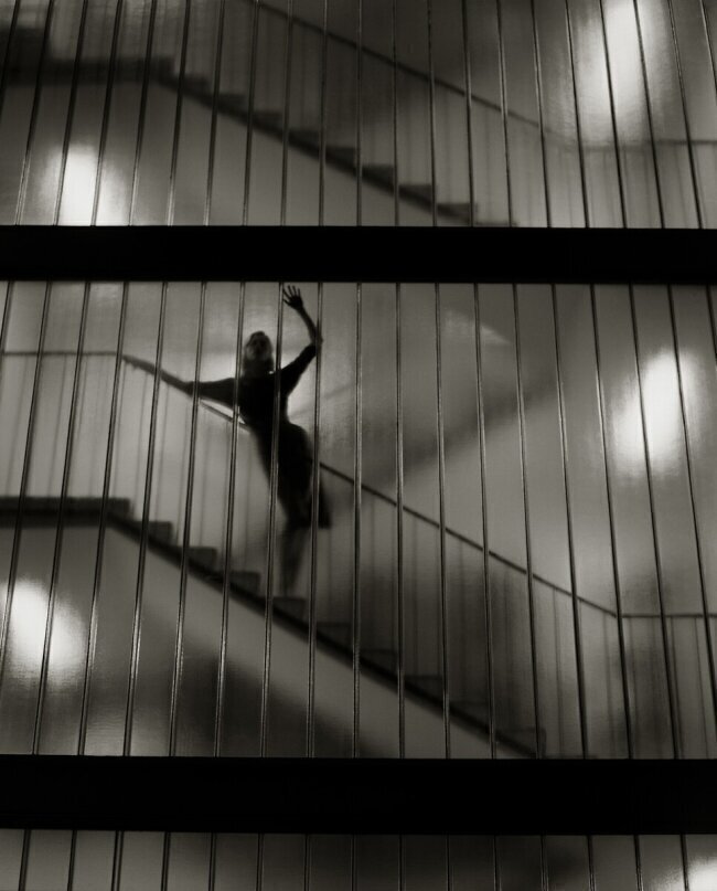 Femme sensuelle debout sur un escalier Oscar Falk