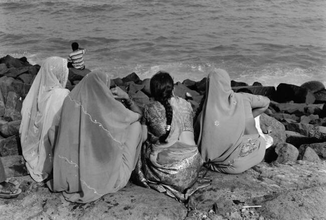 Femmes de dos en bord de mer François Goudier