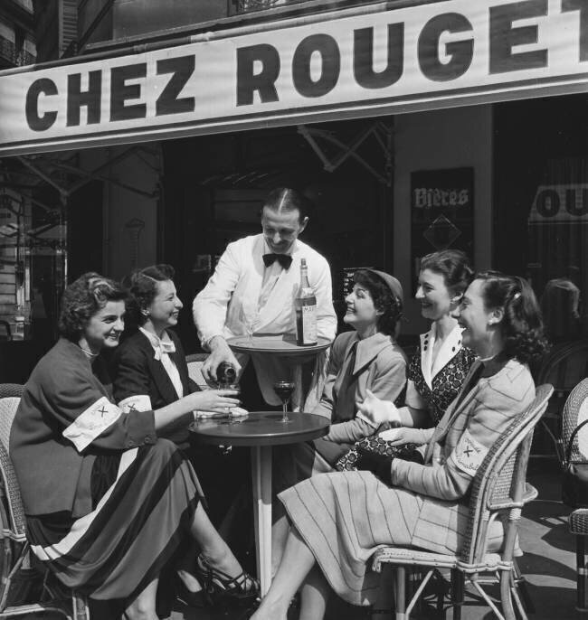 Jeunes femmes dans un café parisien Paul Almasy