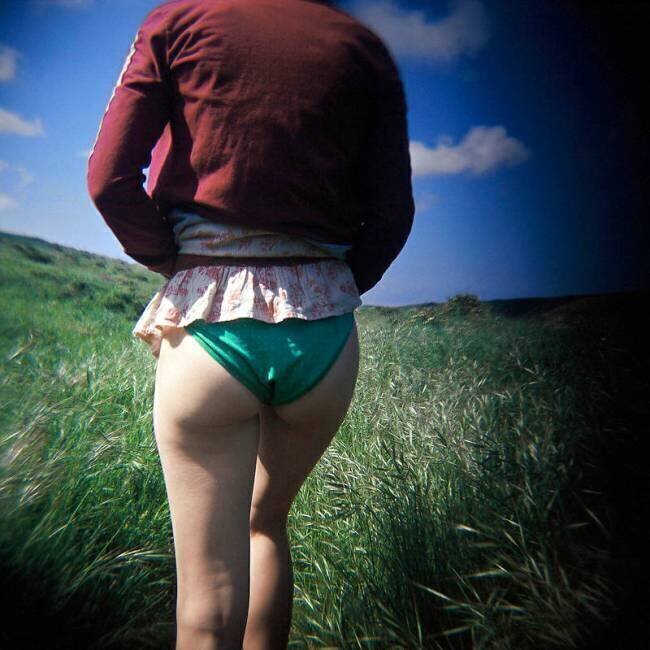 La fille au sweat rouge. Jerome Siran