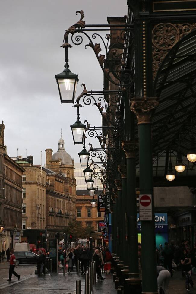Lampes traditionnelles dans une rue près de la gare centrale, Glasgow Michael Pasdzior