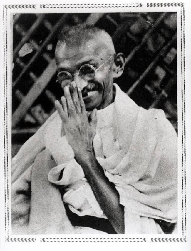 Le photographe montre Gandhi faisant un signe de la main à ses fidèles quelques heures avant qu'il soit fait prisonnier anonyme