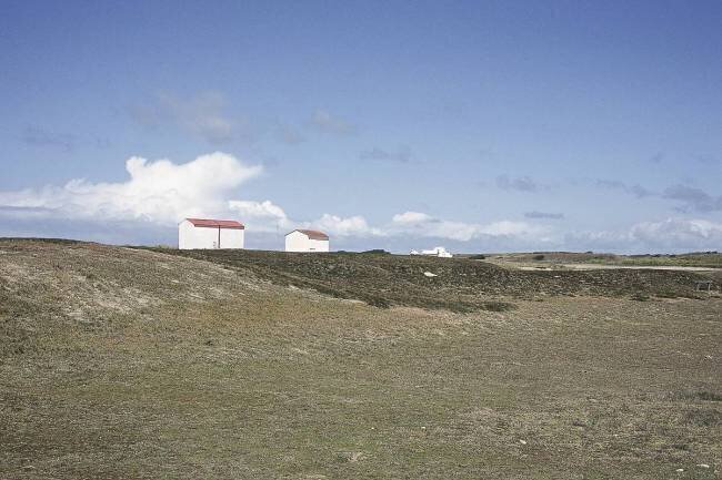 Maisons au toit rouge sur la plage de la pointe du But, Ile d'Yeu. Jerome Siran