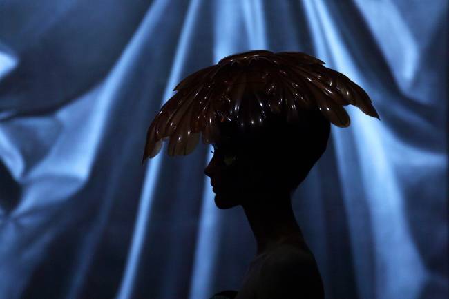 Modèle présentant une création du designer britannique John Galliano pour Christian Dior François Guillot