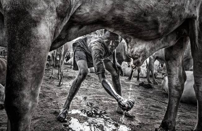 Mundari child collecting urine to wash his face - South Sudan Joxe Inazio Kuesta