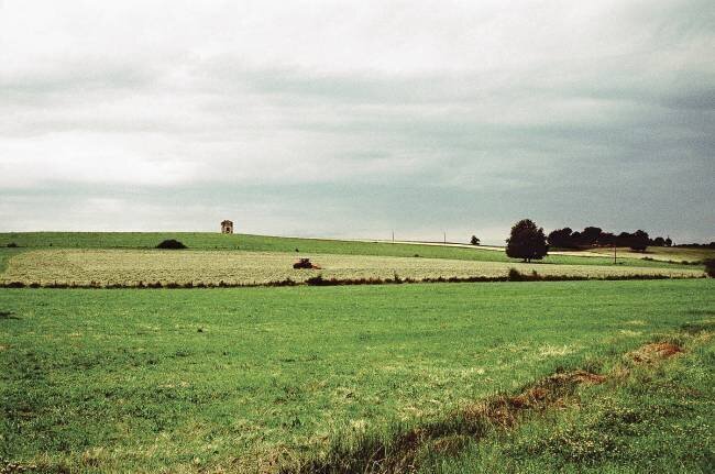 Plaine, tracteur, maisonnette. Jerome Siran