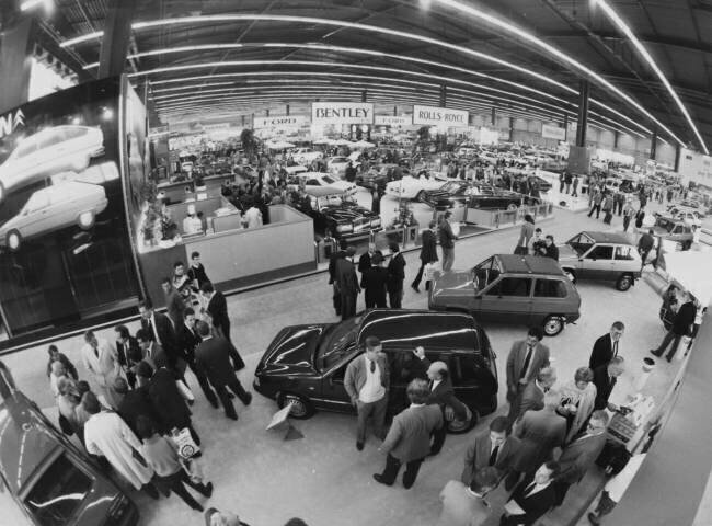 Salon de l'automobile de Paris le 03 octobre 1984 Rue des Archives