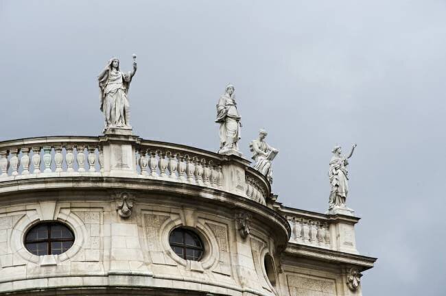 Statues sur le toit du palais de justice de Munich John Warburton-Lee