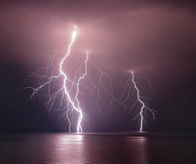 Thunderbolt over the sea nini_filippini