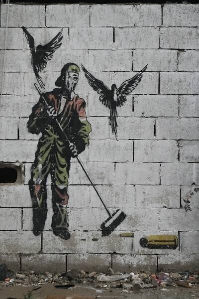 Graffiti d'homme balayant des balles anonymous