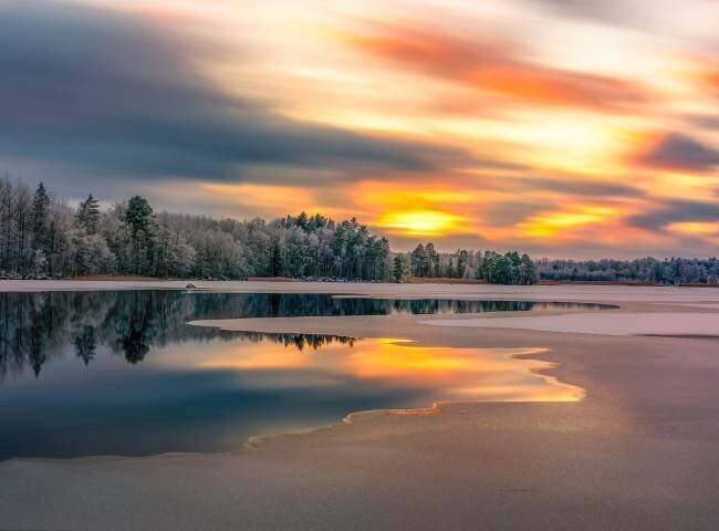 Ice slowly taking over the lake Christian Lindsten