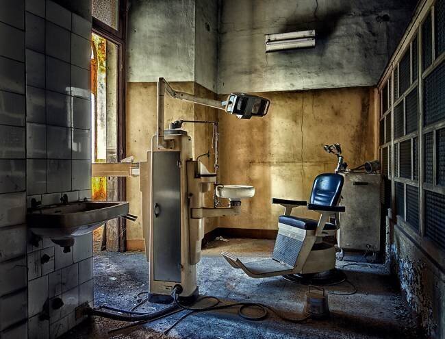 Just sit down, and you won't get hurt. Luca Ulivi