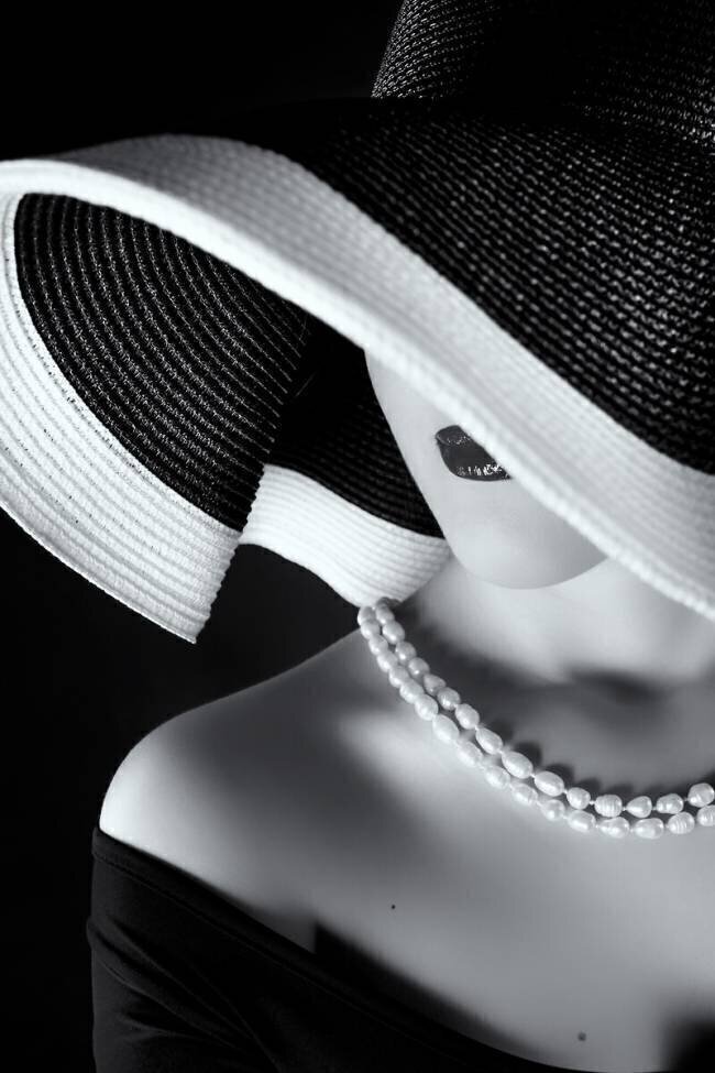 La femme au chapeau Ruslan Bolgov (Axe)