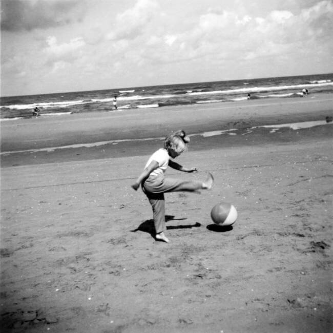 Mädchen mit Wasserball am Strand  anonymous