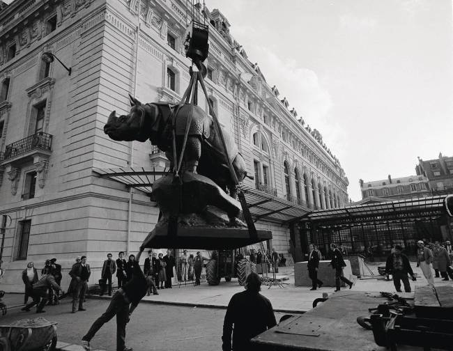 Mise en place du Rhinocéros d'Alfred Jacquemart sur le parvis de Bellechasse (Musée d'Orsay) anonymous