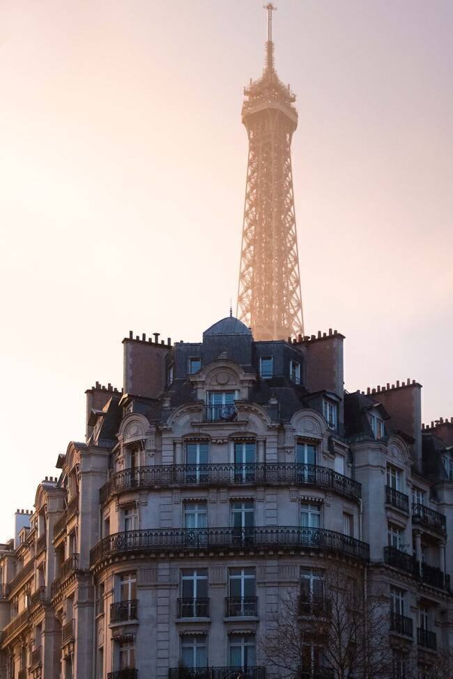 The peeking Eiffel Yochai Chodus