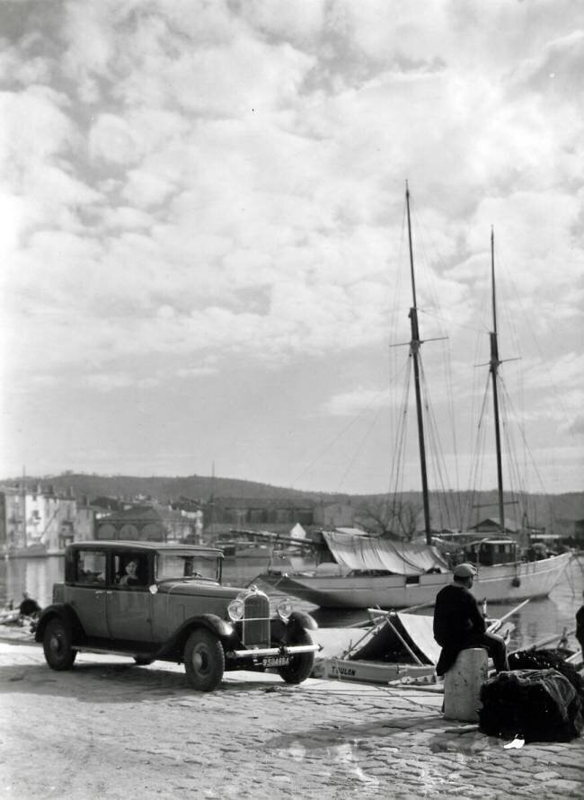 Citroën C6 sur un quai du port de Saint-Tropez entre 1928 et 1933 Archives Terre Blanche