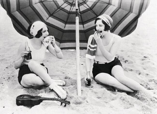 Dorothy Sébastian et Joan Crawford a la plage Keystone