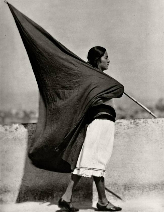 Femme avec un drapeau, Mexico Tina Modotti